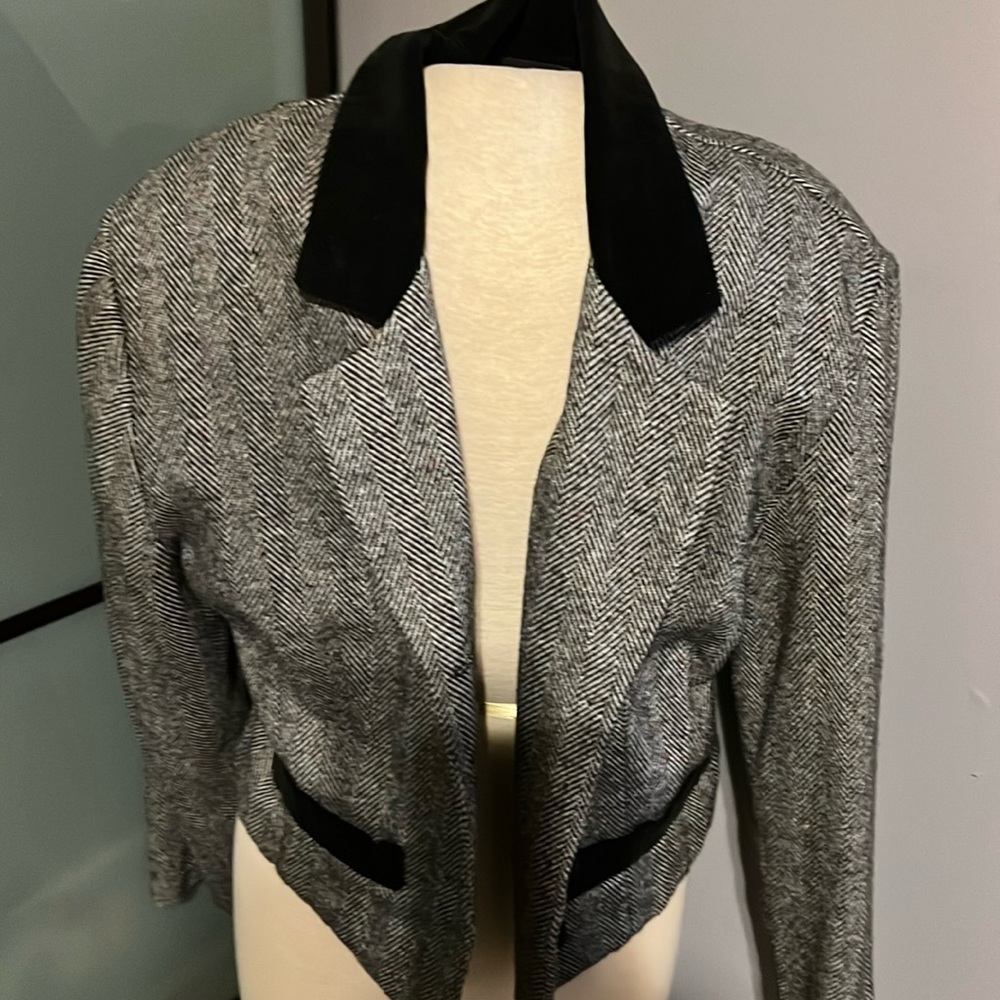 Women’s jacket great for cooler spring evenings